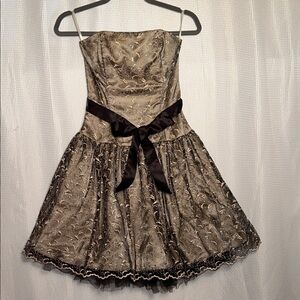 Elegant Vintage Strapless Dress with Black Satin Bow